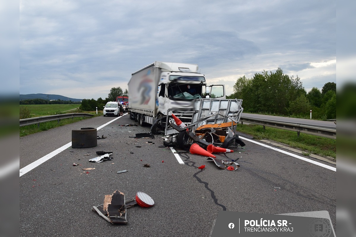 FOTO: Mikrospánok za volantom: Na D1 pri Košeci narazil kamión do pracovného vozidla, za ním havaroval motocyklista, foto 2