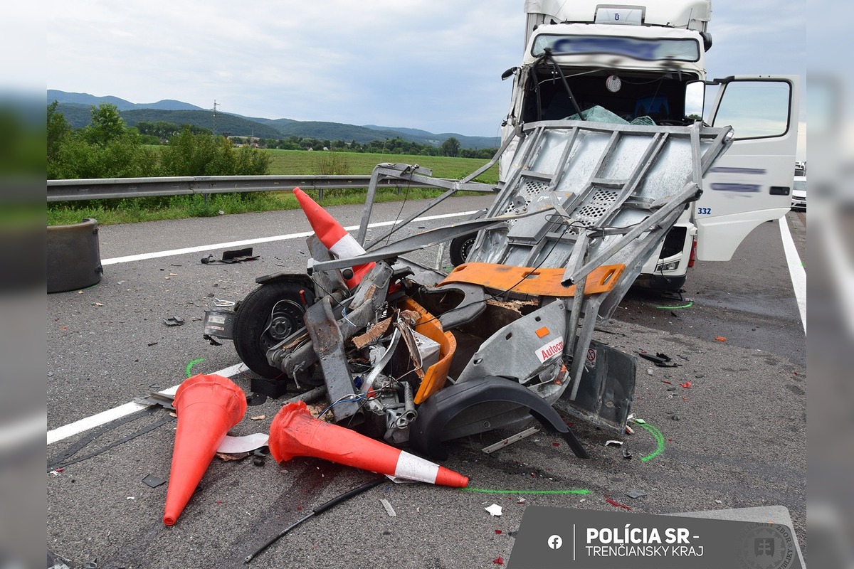 FOTO: Mikrospánok za volantom: Na D1 pri Košeci narazil kamión do pracovného vozidla, za ním havaroval motocyklista, foto 3