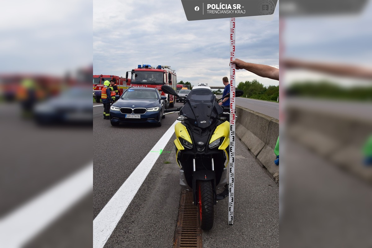 FOTO: Mikrospánok za volantom: Na D1 pri Košeci narazil kamión do pracovného vozidla, za ním havaroval motocyklista, foto 5