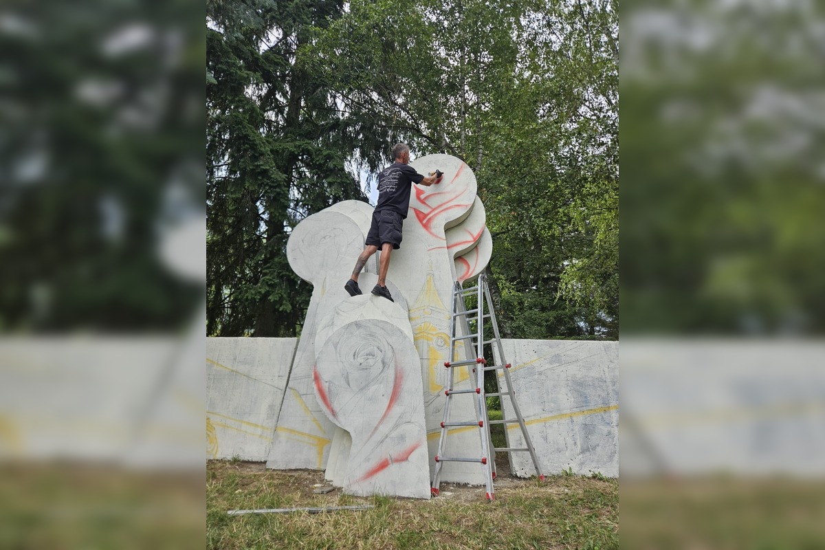 FOTO: Betónové panely v Bánovciach dostali novú tvár. Miestny maliar Milanovič ich premenilo na umelecký objekt, foto 2