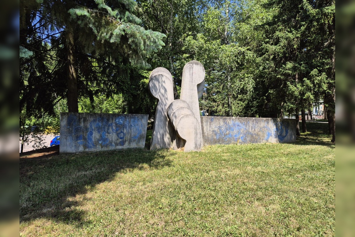 FOTO: Betónové panely v Bánovciach dostali novú tvár. Miestny maliar Milanovič ich premenilo na umelecký objekt, foto 7