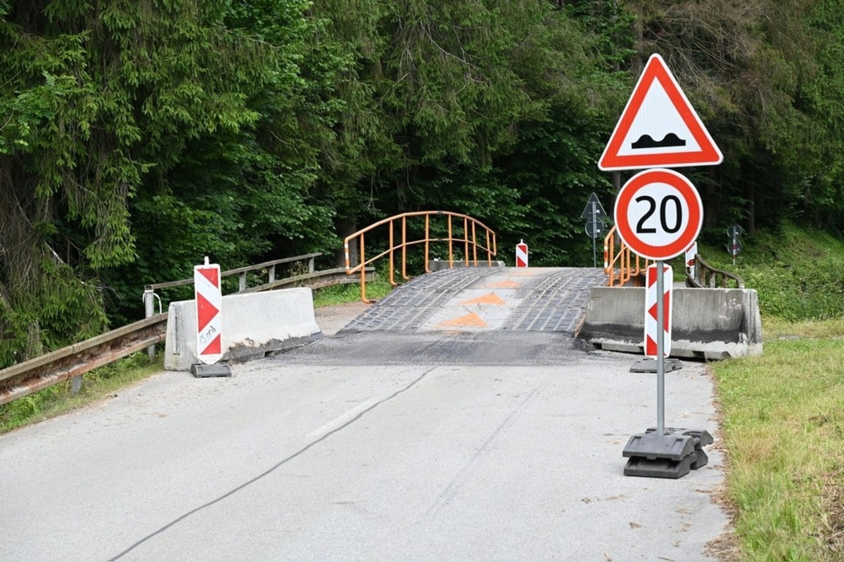 FOTO: V Dolnej Maríkovej riešia problémový prejazd zapožičanou konštrukciou , foto 2