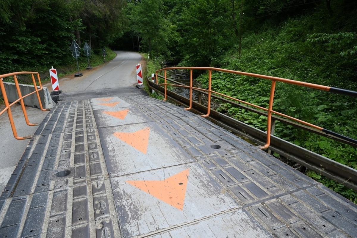 FOTO: V Dolnej Maríkovej riešia problémový prejazd zapožičanou konštrukciou , foto 3