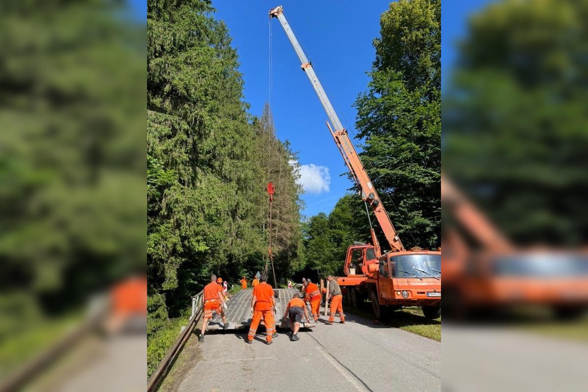 FOTO: V Dolnej Maríkovej riešia problémový prejazd zapožičanou konštrukciou , foto 4
