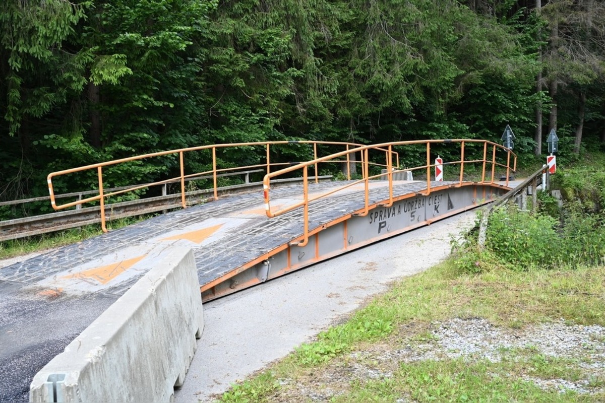 FOTO: V Dolnej Maríkovej riešia problémový prejazd zapožičanou konštrukciou , foto 6