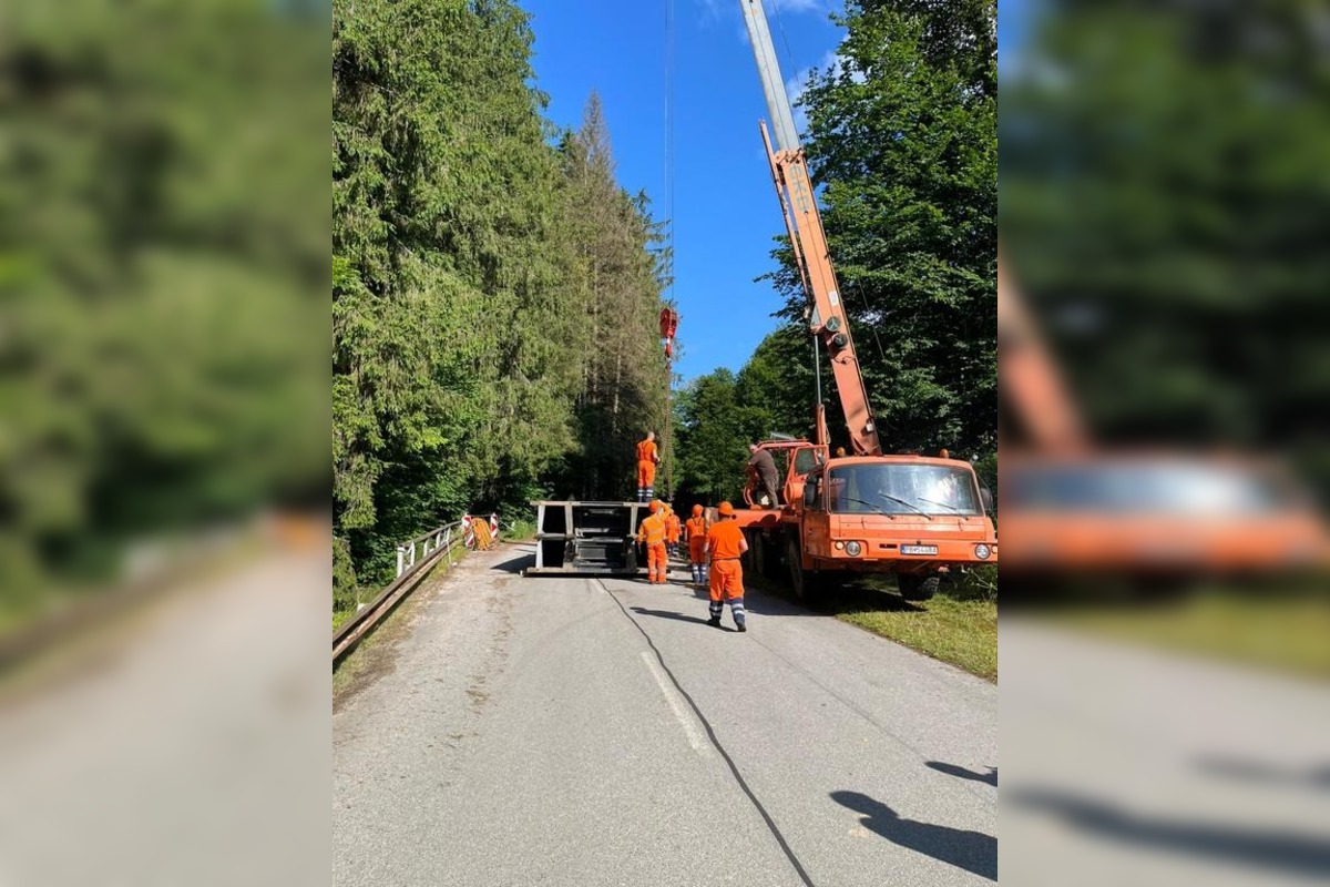 FOTO: V Dolnej Maríkovej riešia problémový prejazd zapožičanou konštrukciou , foto 8