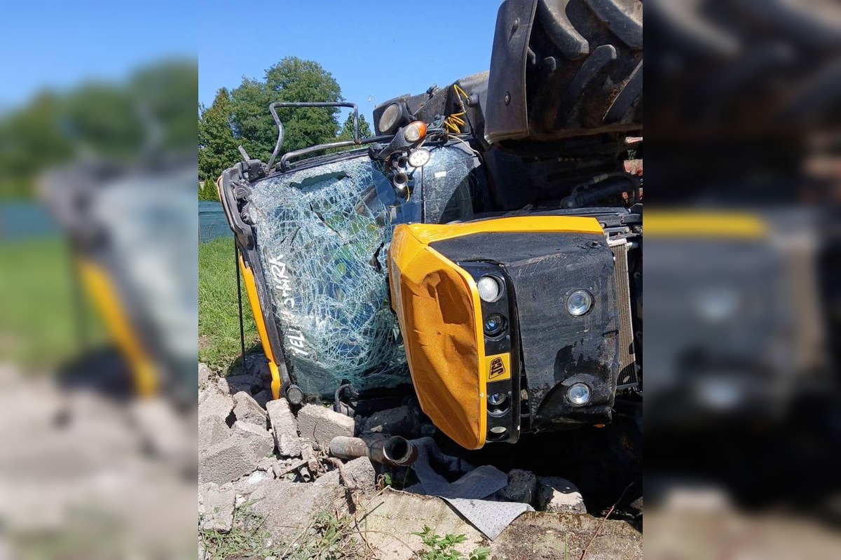 FOTO: Vodič traktoru zdemoloval obvodový múr rodinného domu vo Veľkom Uherci, foto 1