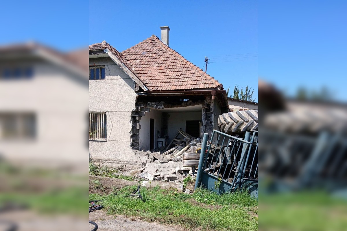 FOTO: Vodič traktoru zdemoloval obvodový múr rodinného domu vo Veľkom Uherci, foto 2