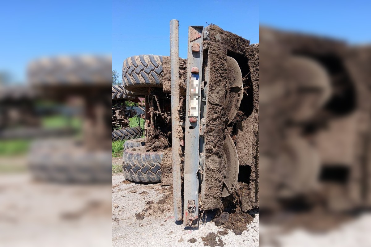 FOTO: Vodič traktoru zdemoloval obvodový múr rodinného domu vo Veľkom Uherci, foto 3