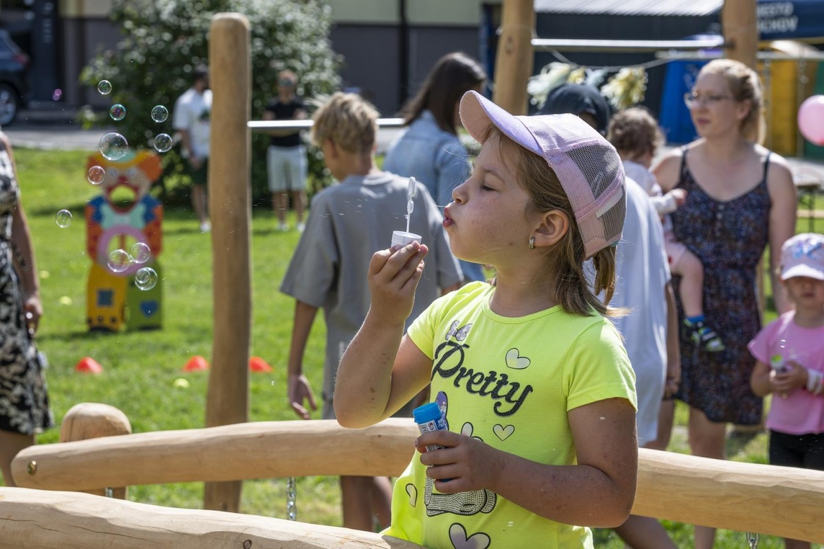 FOTO: Vnútroblok pri „Céčku“ v Púchove sa teší novému detskému ihrisku, foto 3