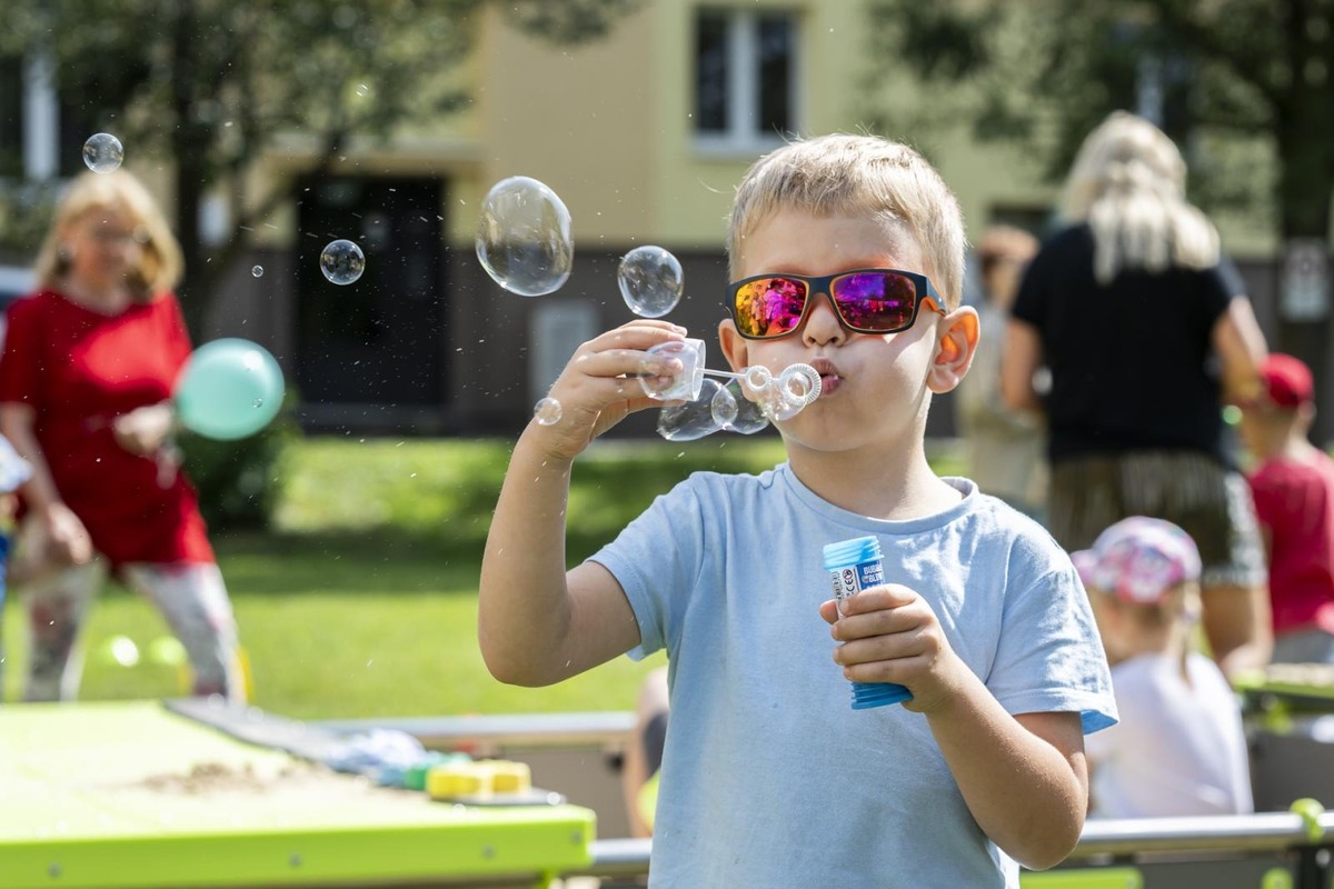 FOTO: Vnútroblok pri „Céčku“ v Púchove sa teší novému detskému ihrisku, foto 4