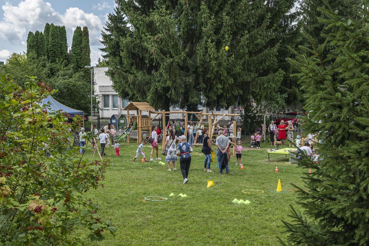 FOTO: Vnútroblok pri „Céčku“ v Púchove sa teší novému detskému ihrisku, foto 5