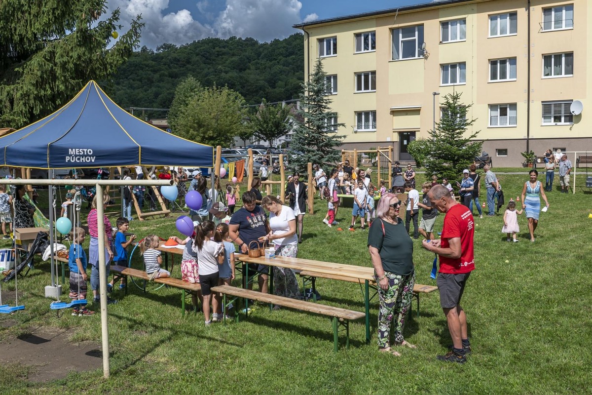 FOTO: Vnútroblok pri „Céčku“ v Púchove sa teší novému detskému ihrisku, foto 2