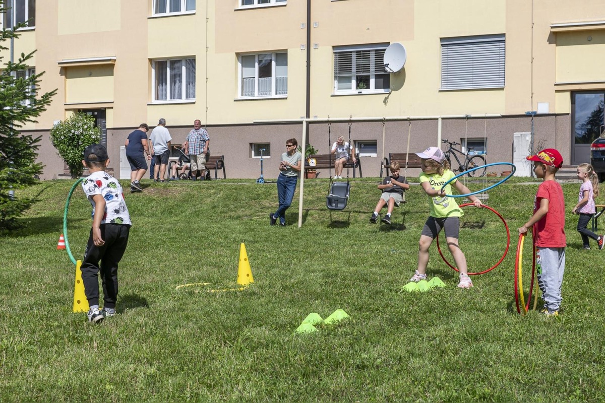 FOTO: Vnútroblok pri „Céčku“ v Púchove sa teší novému detskému ihrisku, foto 7