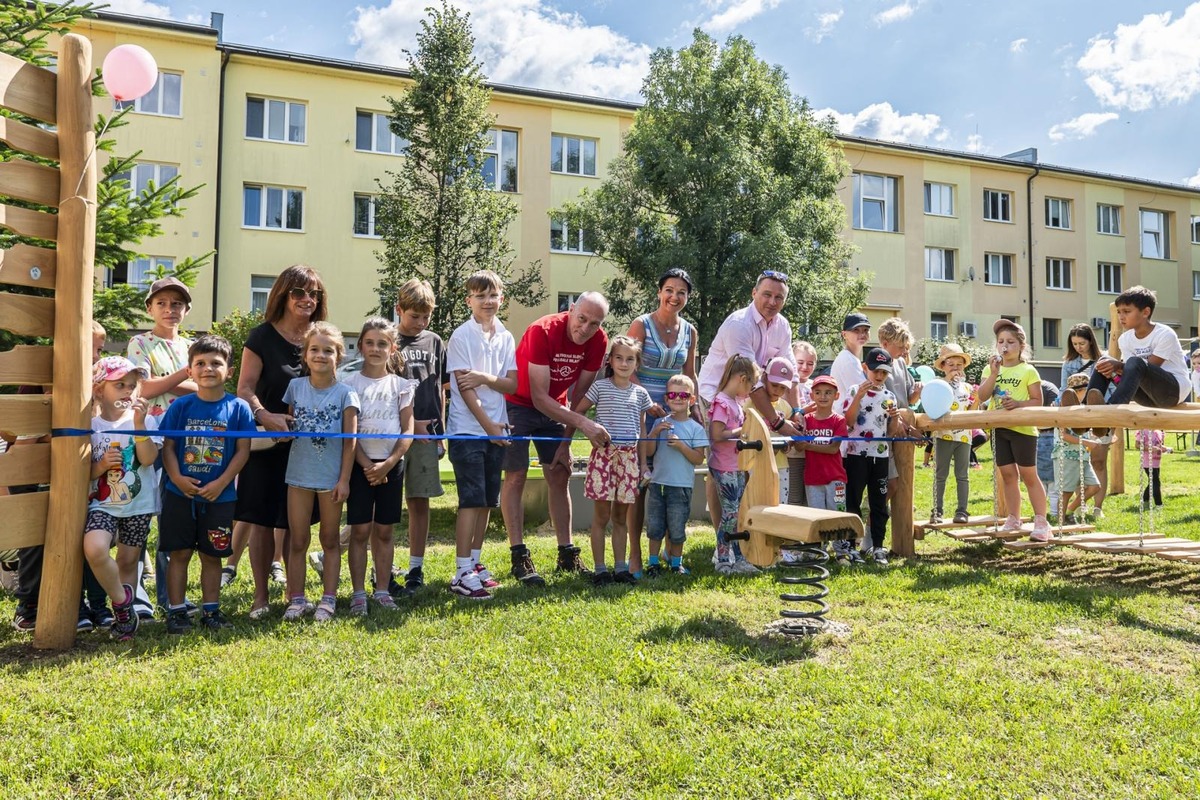 FOTO: Vnútroblok pri „Céčku“ v Púchove sa teší novému detskému ihrisku, foto 6