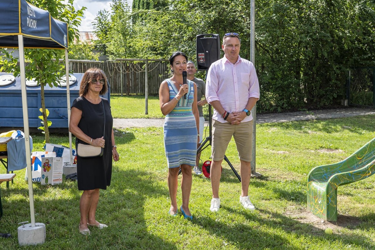 FOTO: Vnútroblok pri „Céčku“ v Púchove sa teší novému detskému ihrisku, foto 9