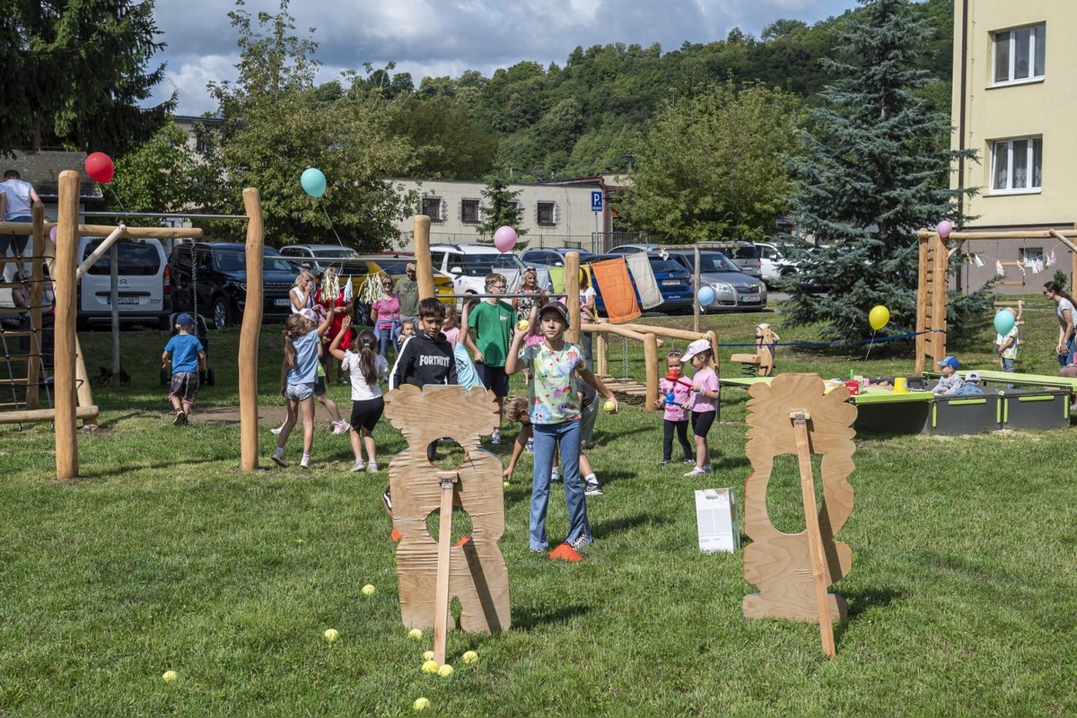FOTO: Vnútroblok pri „Céčku“ v Púchove sa teší novému detskému ihrisku, foto 10