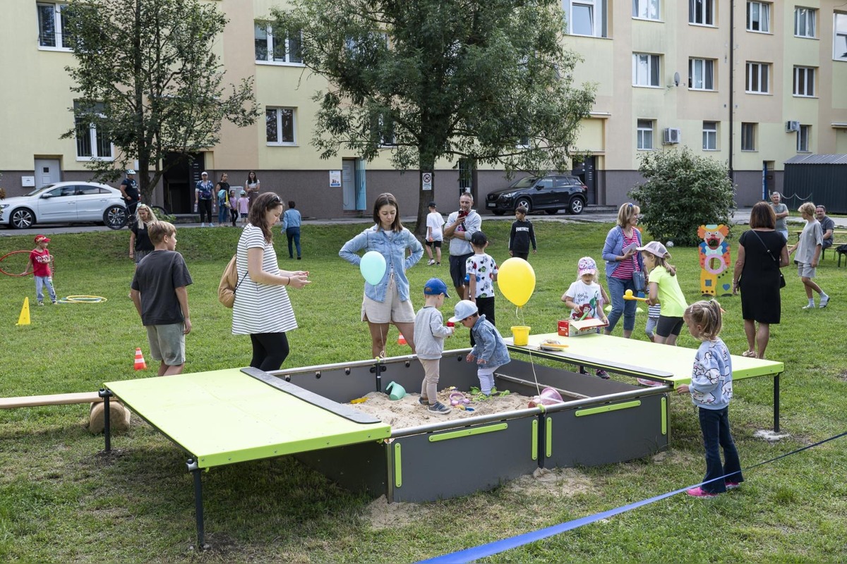 FOTO: Vnútroblok pri „Céčku“ v Púchove sa teší novému detskému ihrisku, foto 12