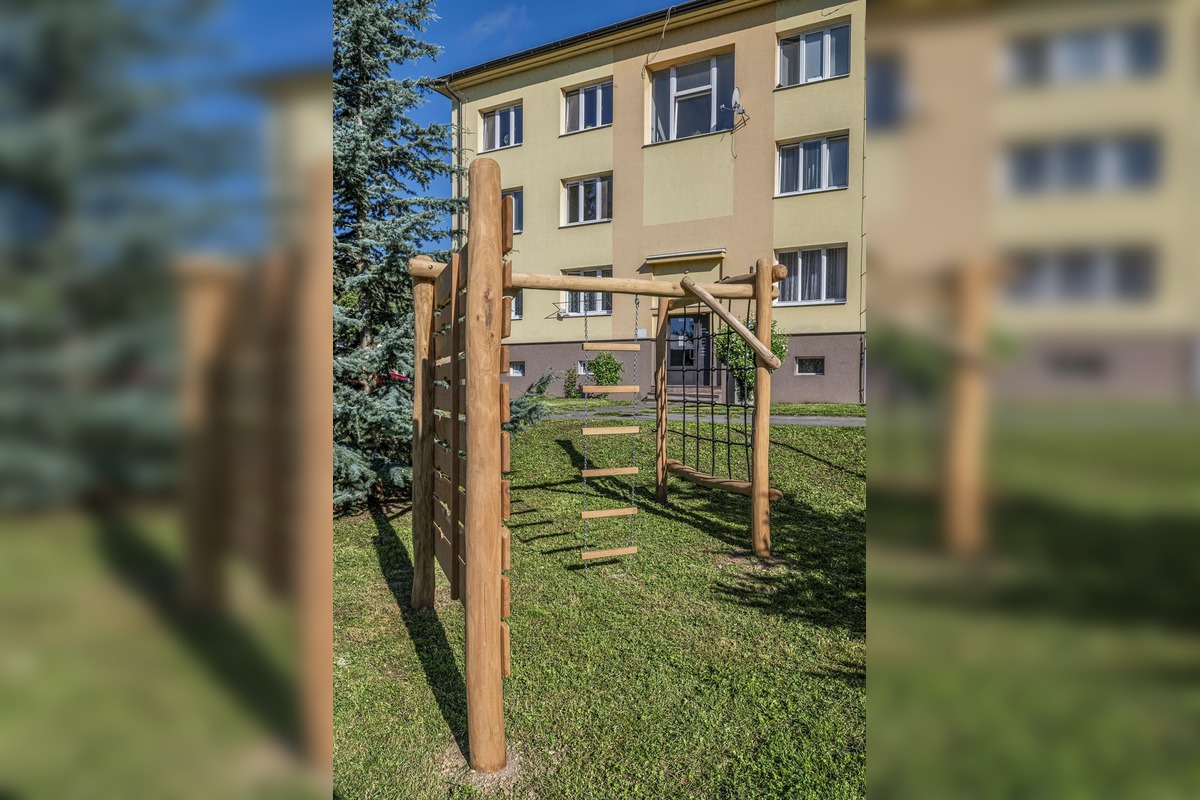 FOTO: Vnútroblok pri „Céčku“ v Púchove sa teší novému detskému ihrisku, foto 14