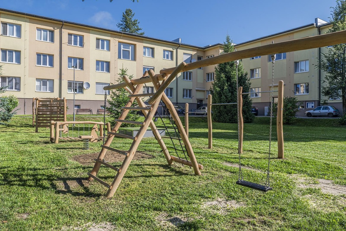 FOTO: Vnútroblok pri „Céčku“ v Púchove sa teší novému detskému ihrisku, foto 11