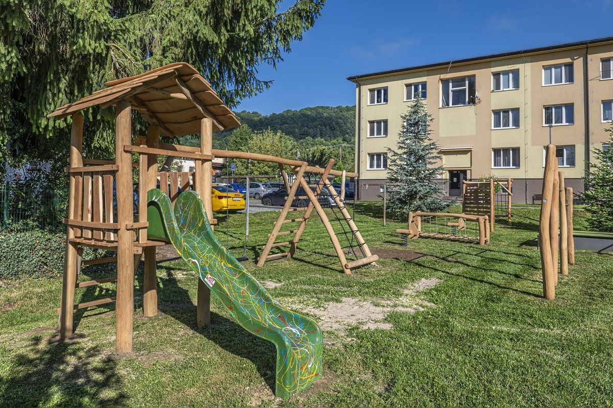 FOTO: Vnútroblok pri „Céčku“ v Púchove sa teší novému detskému ihrisku, foto 16