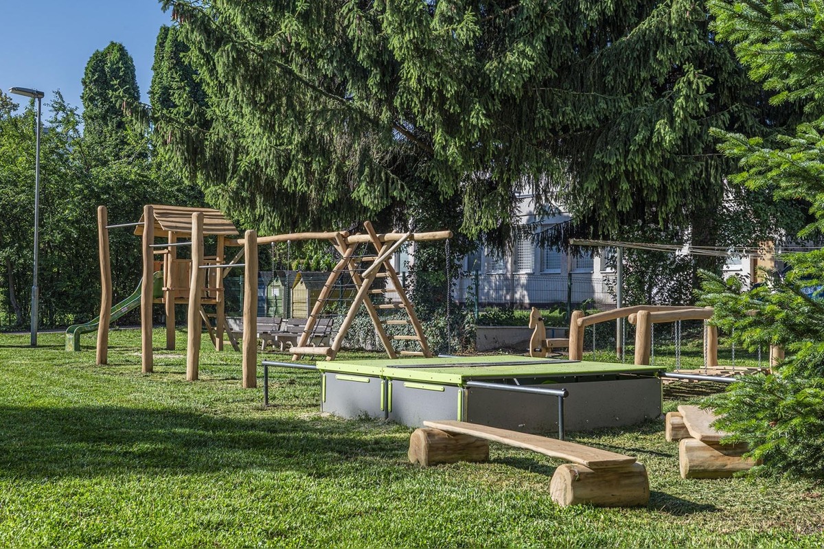 FOTO: Vnútroblok pri „Céčku“ v Púchove sa teší novému detskému ihrisku, foto 15