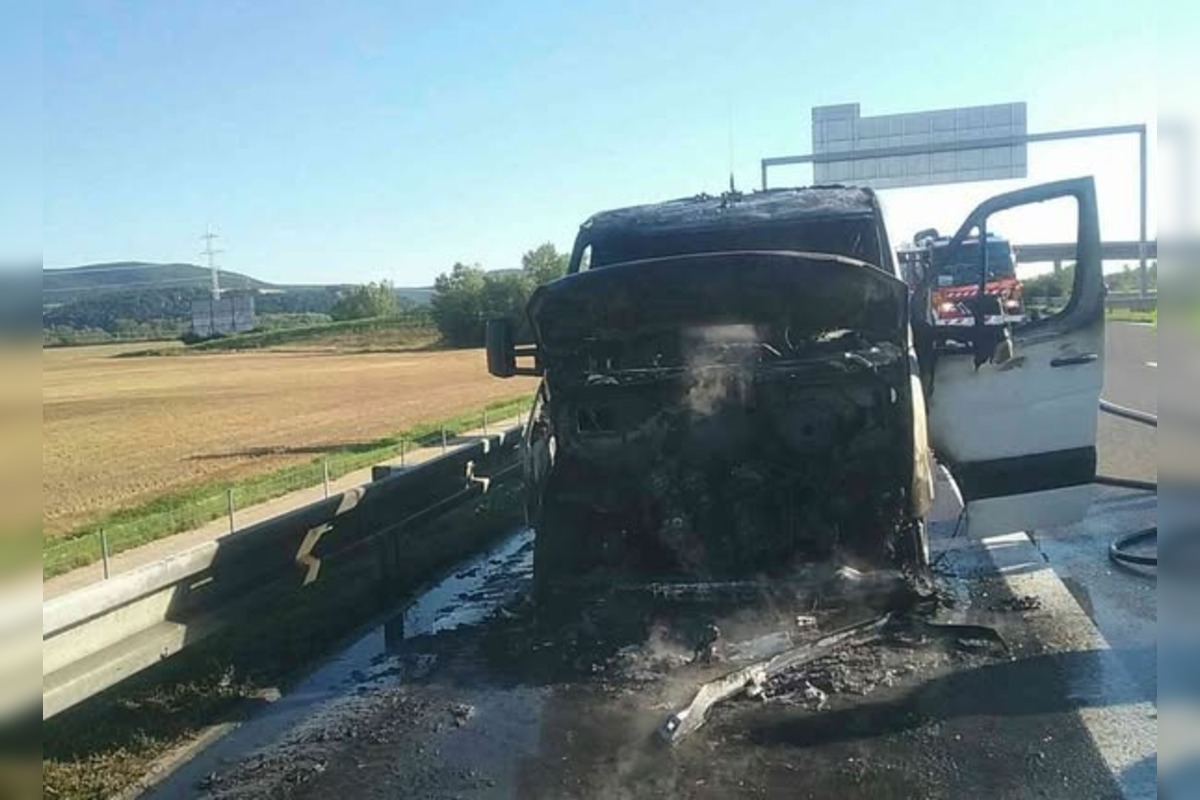 FOTO: Na diaľnici D1 v smere do Žiliny plamene zachvátili dodávku prepravujúcu osobné auto, foto 1