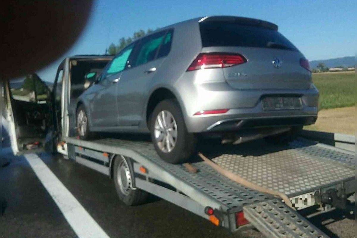 FOTO: Na diaľnici D1 v smere do Žiliny plamene zachvátili dodávku prepravujúcu osobné auto, foto 2