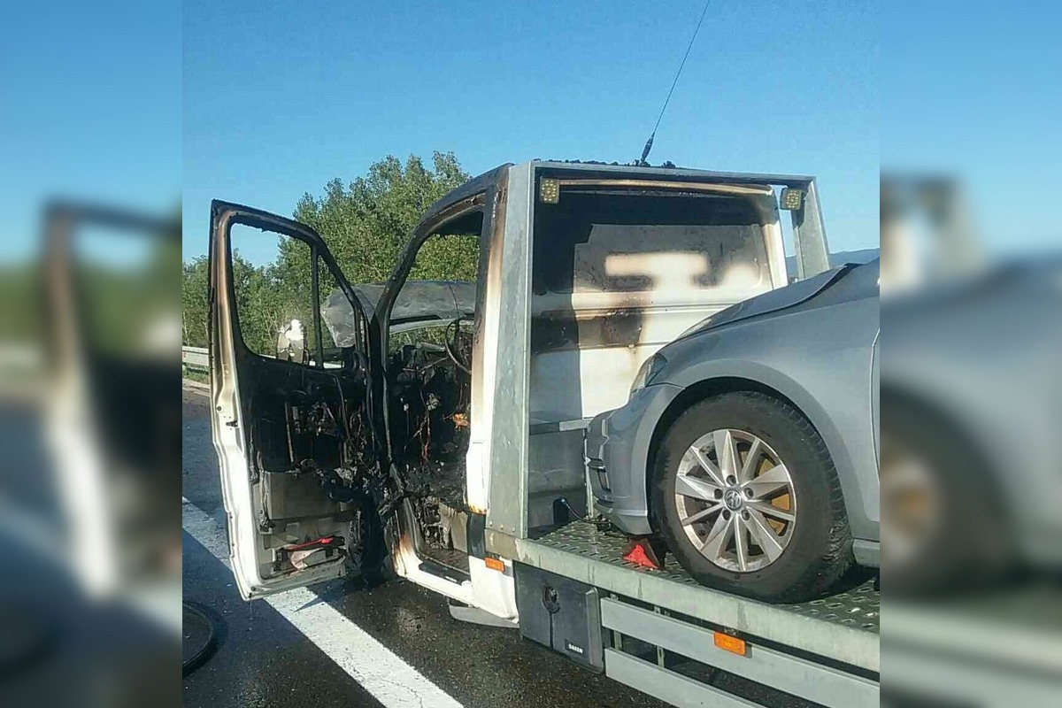 FOTO: Na diaľnici D1 v smere do Žiliny plamene zachvátili dodávku prepravujúcu osobné auto, foto 3