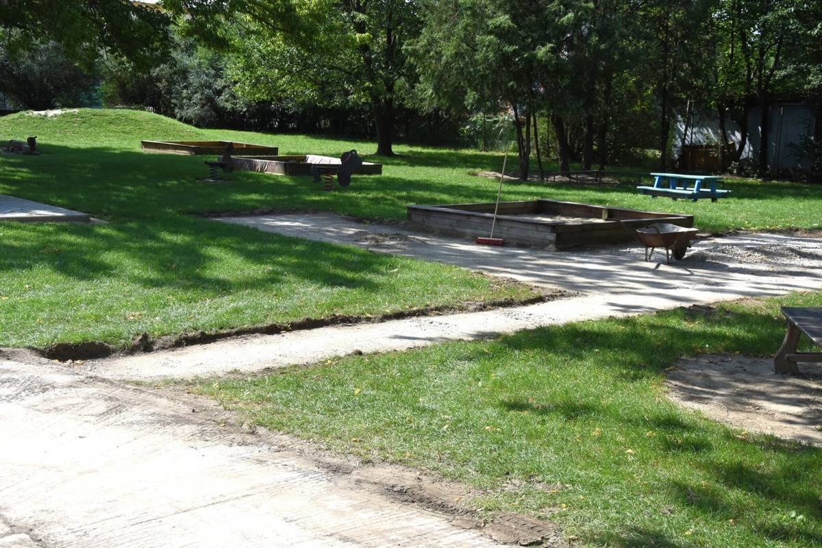 FOTO: Stavbári vymenia chodníky v areáli škôlky na trenčianskom sídlisku Noviny, foto 1