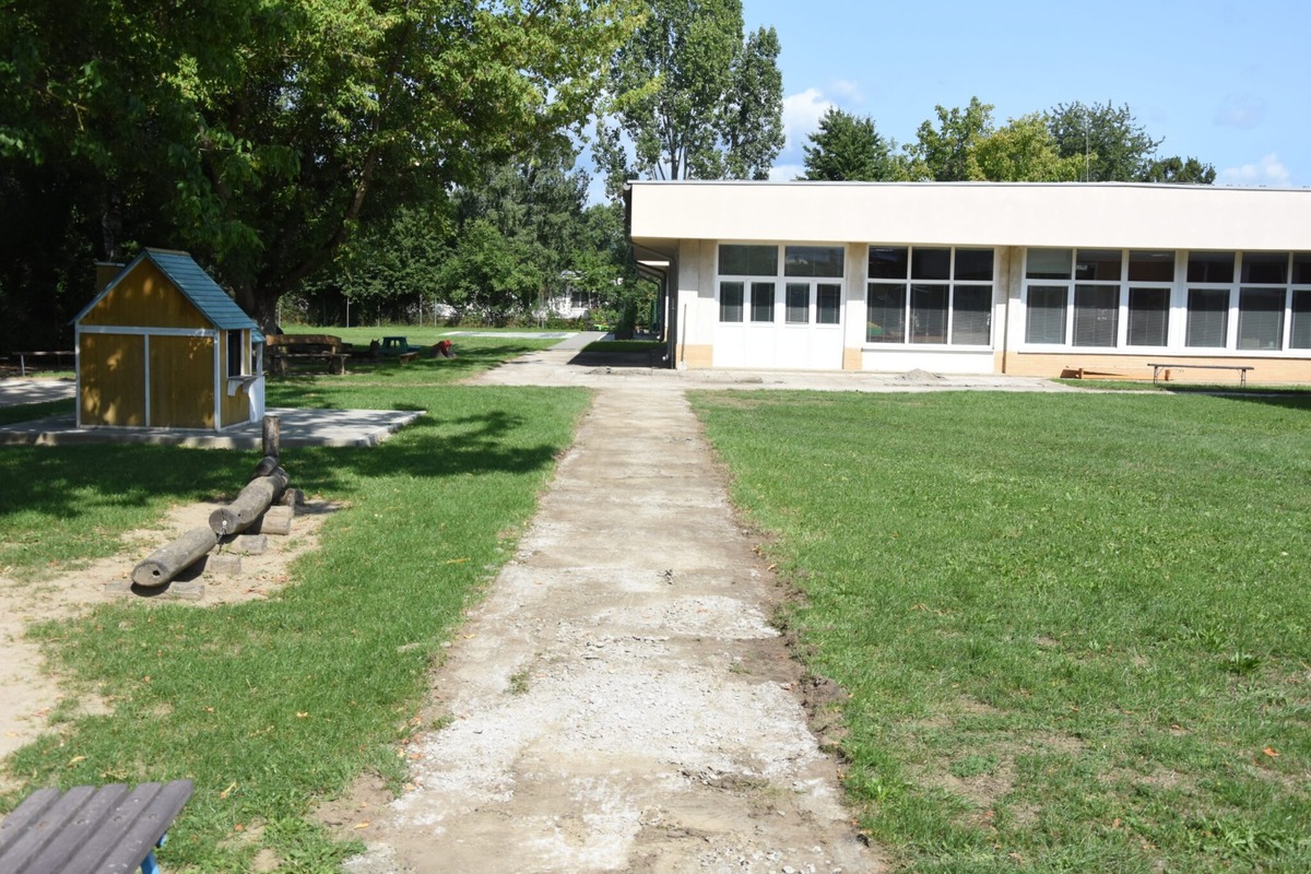 FOTO: Stavbári vymenia chodníky v areáli škôlky na trenčianskom sídlisku Noviny, foto 2