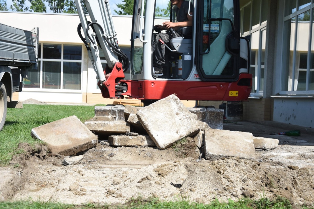 FOTO: Stavbári vymenia chodníky v areáli škôlky na trenčianskom sídlisku Noviny, foto 3