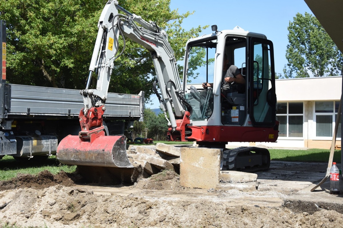 FOTO: Stavbári vymenia chodníky v areáli škôlky na trenčianskom sídlisku Noviny, foto 4