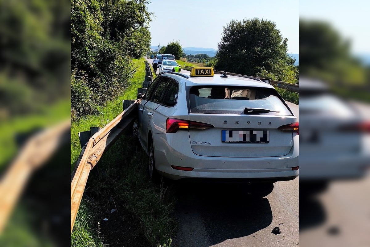 FOTO: Zrážka pri Kostolnej-Záriečí si vyžiadala zásah hasičov aj záchranárov, foto 1