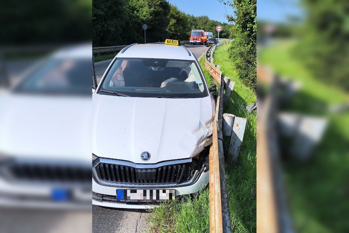 FOTO: Zrážka pri Kostolnej-Záriečí si vyžiadala zásah hasičov aj záchranárov, foto 4