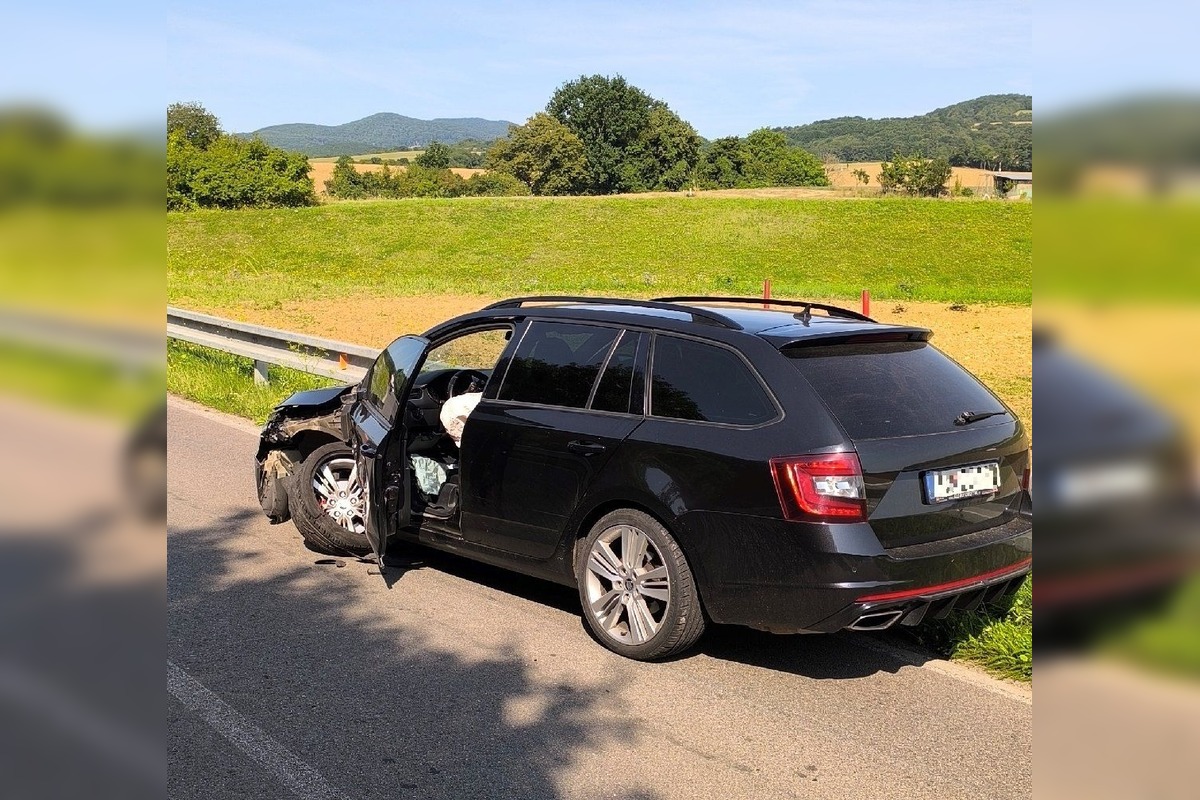 FOTO: Zrážka pri Kostolnej-Záriečí si vyžiadala zásah hasičov aj záchranárov, foto 5