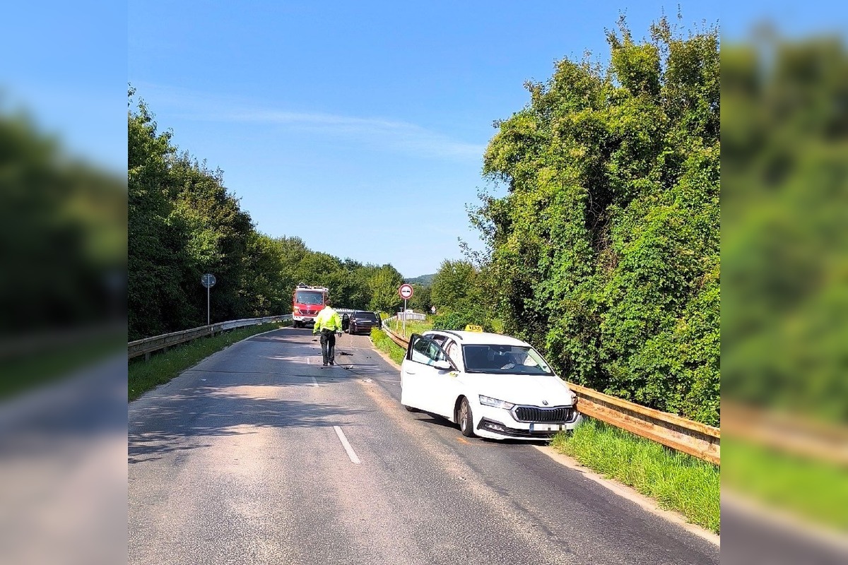 FOTO: Zrážka pri Kostolnej-Záriečí si vyžiadala zásah hasičov aj záchranárov, foto 6