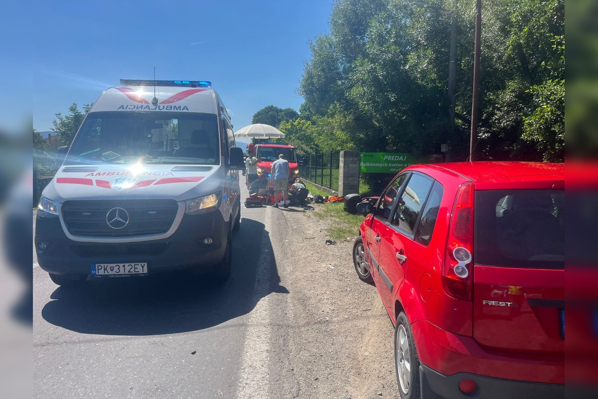 FOTO: Všetky záchranné zložky zasahovali pri zrážke auta s motorkou v Nedožeroch - Brezanoch, foto 1