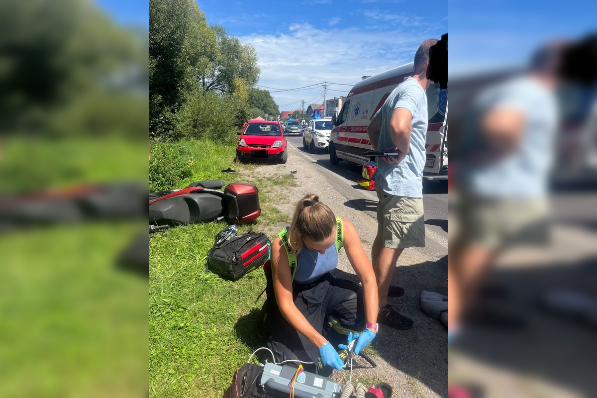 FOTO: Všetky záchranné zložky zasahovali pri zrážke auta s motorkou v Nedožeroch - Brezanoch, foto 2