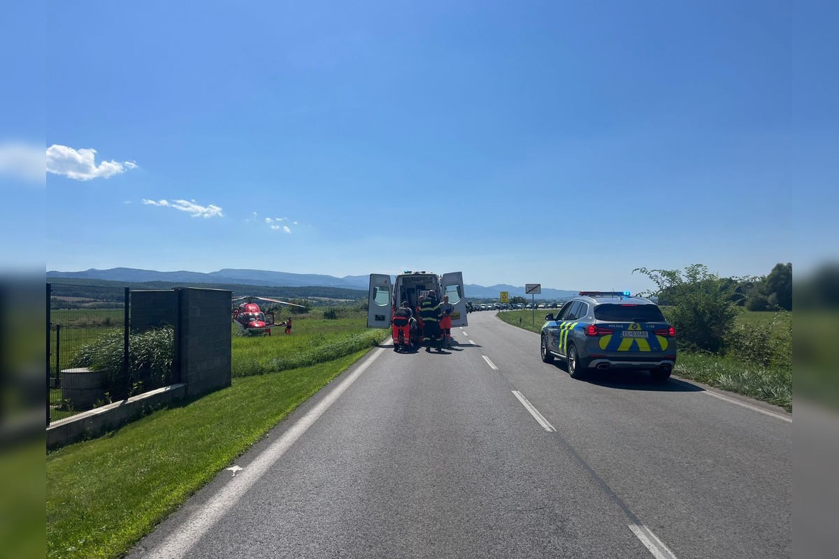 FOTO: Všetky záchranné zložky zasahovali pri zrážke auta s motorkou v Nedožeroch - Brezanoch, foto 3