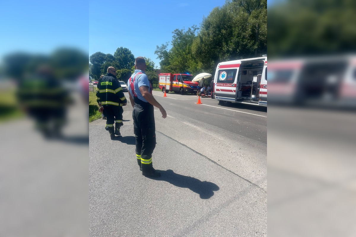 FOTO: Všetky záchranné zložky zasahovali pri zrážke auta s motorkou v Nedožeroch - Brezanoch, foto 4