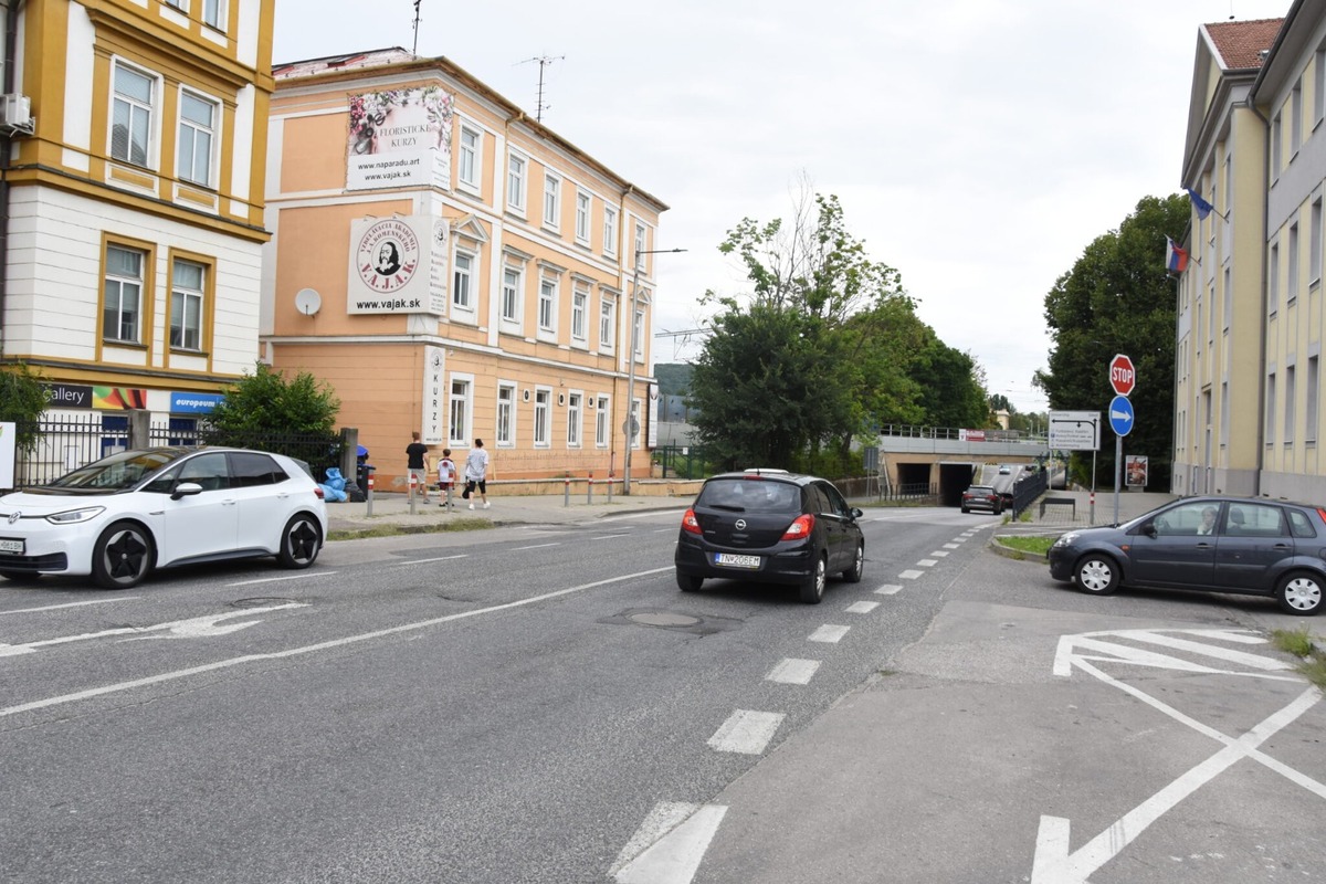 FOTO: Uzávierka v centre Trenčína, budú obchádzky pre autá, aj nové trasy autobusov, foto 1