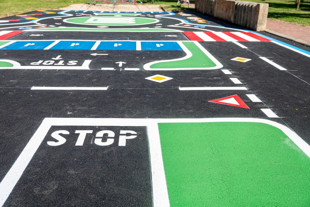 FOTO: Revitalizácia na Hollého v Novom Meste nad Váhom je dokončená: deti majú nové dopravné ihrisko, foto 1