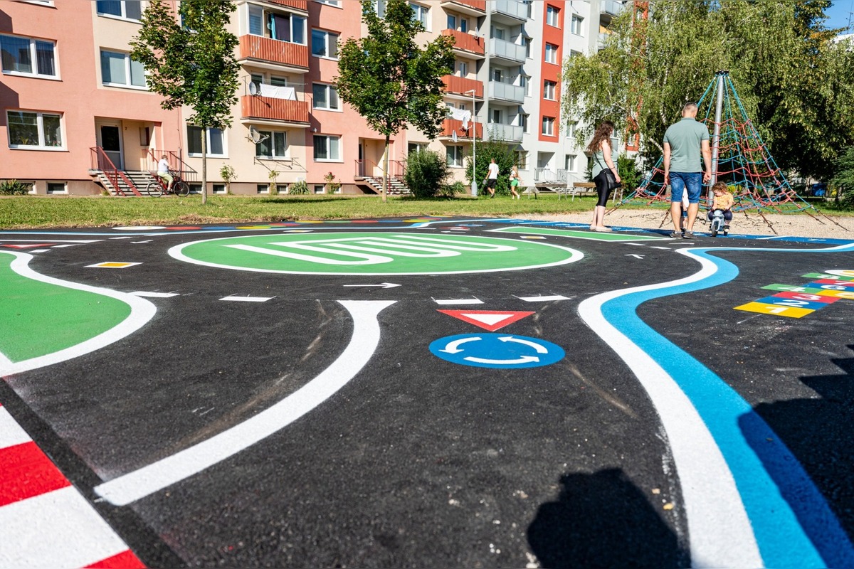 FOTO: Revitalizácia na Hollého v Novom Meste nad Váhom je dokončená: deti majú nové dopravné ihrisko, foto 3