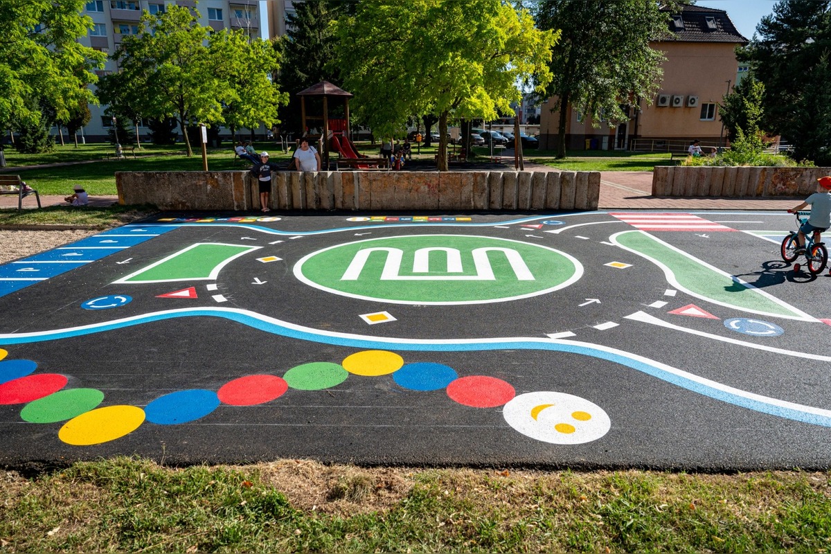 FOTO: Revitalizácia na Hollého v Novom Meste nad Váhom je dokončená: deti majú nové dopravné ihrisko, foto 6