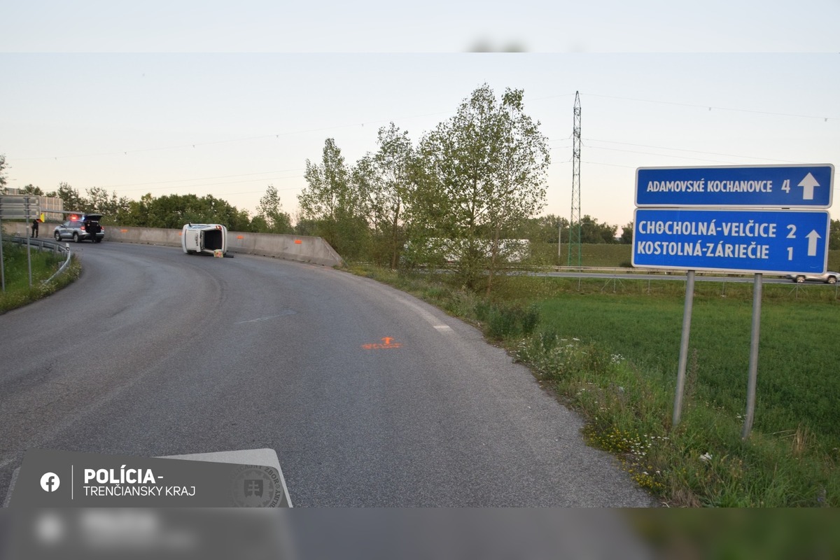 FOTO: Pri Trenčíne sa prevrátila opitá žena s osobným automobilom po náraze do zvodidiel , foto 1