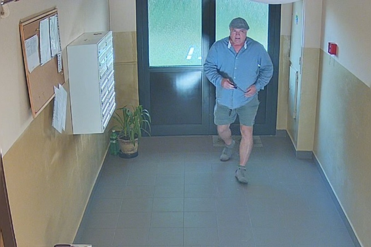 FOTO: Ilavskí policajti potrebujú identifikovať tohto muža , foto 1