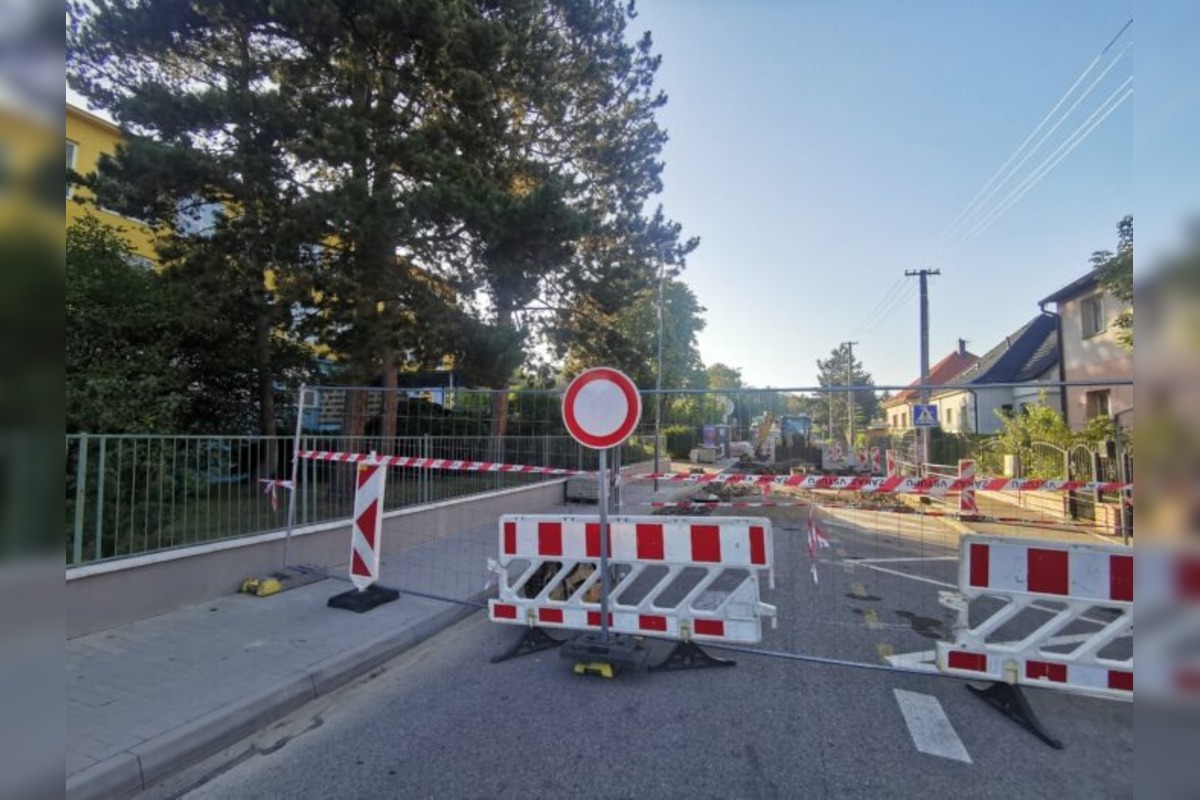 FOTO: V Trenčíne budujú bezpečnejší prechod pre chodcov na Bezručovej , foto 1