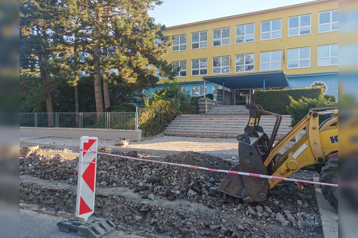 FOTO: V Trenčíne budujú bezpečnejší prechod pre chodcov na Bezručovej , foto 2