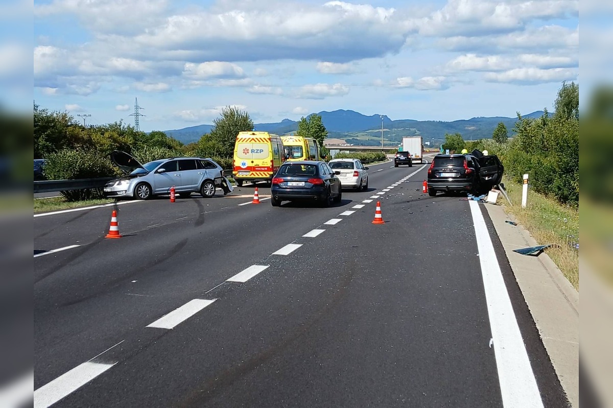 FOTO: Po zrážke áut na D1 pri Beluši skončili dvaja ľudia v rukách záchranárov, foto 1
